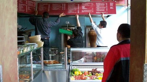 Die Mitarbeiter des neuen türkischen Restaurants hängen die Preistafel auf.