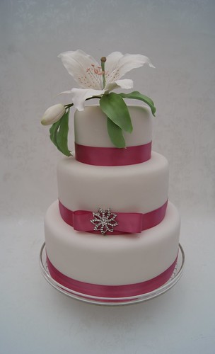 pictures of wedding cakes with bling. wedding cake, ling brooch