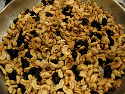 cashews & raisins