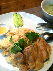 カオマンガイきた。炊き込みガーリックライスに蒸し鶏が乗ってる。これにスープと食べ放題サラダが付いて750円なり