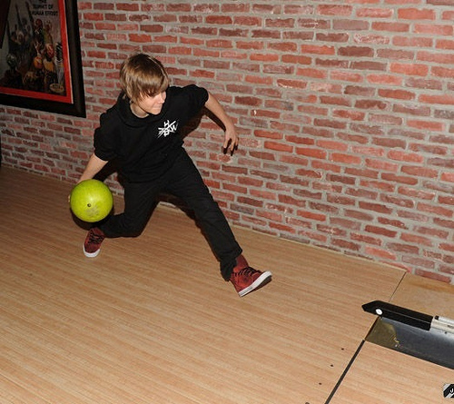 justin bieber bowling. Justin Bieber Bowling(: