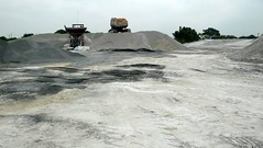 砂石場，資源再利用爐石（渣）、爐石粉做為原料，在場區篩分再賣出