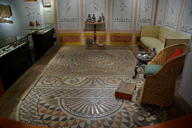 Reconstrucció d'un menjador romà o triclinium, Museum of London (ei, que el mosaic és autèntic!)
