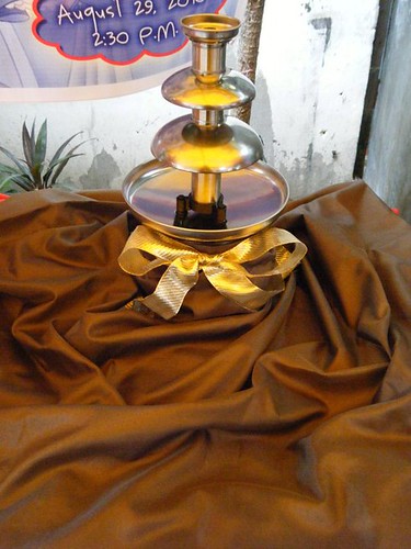 WITH BROWN TABLE CLOTH AND GOLD RIBBON 700 PESOS ONLY