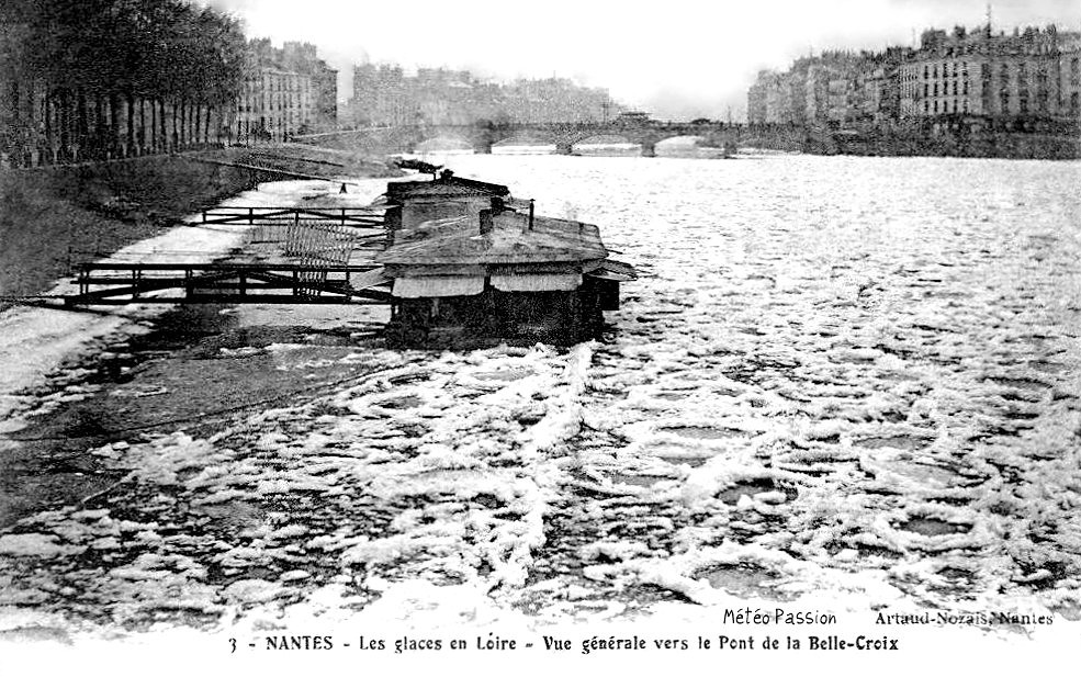 bateaux-lavoirs dans les glaces sur la Loire gelée à Nantes en janvier 1914
