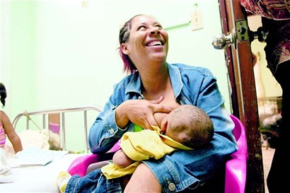 Madre dominicana amamantando a niños haitianos