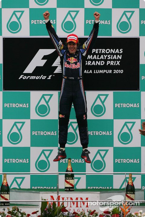 Vettel saltando en el podio del GP de Malasia 2010.