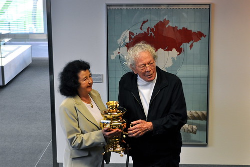 Doris und Hans Erni mit Samowar der Gesellschaft Schweiz-Russland ©  J