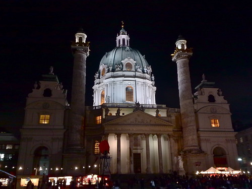 Karlskirche bei Nacht, Christkindlmarkt davor