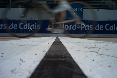 The 2010 Paris-Roubaix reaches the velodrome. Photo: tetedelacourse