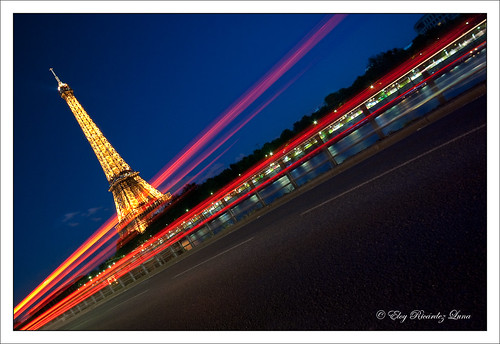 31/365 "Eiffel in motion" <a href="http://www.goear.com/listen/87f63cd/ya-dla-joie-charles-trenet" target="_blank" rel="nofollow">♫♪♪  </a>  ©SETE - Illuminations Pierre Bideau   Feel free to leave comments in any language. I appreciate the notes on the photos too  <u>1 picture every day at 9:00 am GTM+1 (Paris, France)   </u> 17mm 8,0 s à f/8,0 &quot;ISO 200&quot; no flash  <a href="http://bighugelabs.com/flickr/onblack.php?id=4677464279&amp;size=large" rel="nofollow">View Large On Black</a> it is better !  or the <a href="http://www.flickr.com/photos/eloyricardez/4677464279/sizes/o/">biggest </a> size.