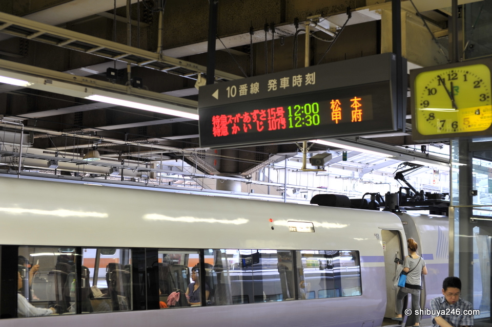 I caught the Super Azusa express train from Shinjuku station at 12:00 heading for Yamanashi-ken