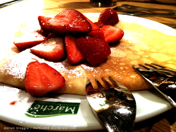 Crepes with lime yoghurt spread, topped with fresh strawberries