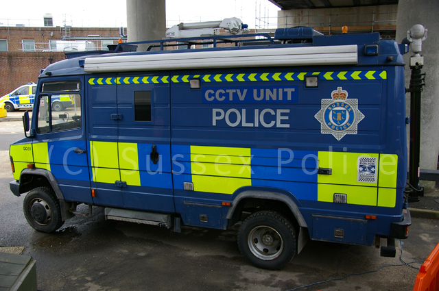 chris ford dogs fire sussex mercedes benz major airport focus 4x4 911 police security ambulance transit shogun incident 112 l200 mitsubishi gatwick armed 999 vito avation lgw sprinter smax specialist arv trojan631