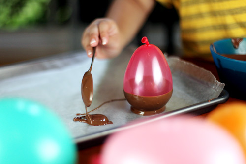 Устанавливаем шарик на шоколадное пятно
