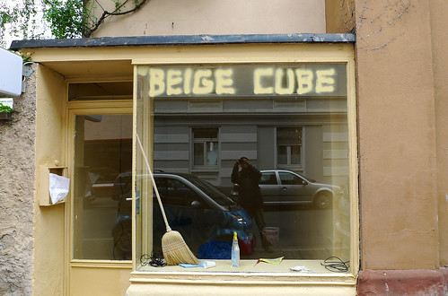 Kunstraum Beige Cube in der Oppenheimer Str. 34a. Mai 2010