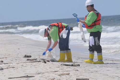 Beseitigung von Öl am Strand von Petit Bois Island im US-Bundesstaat Mississippi