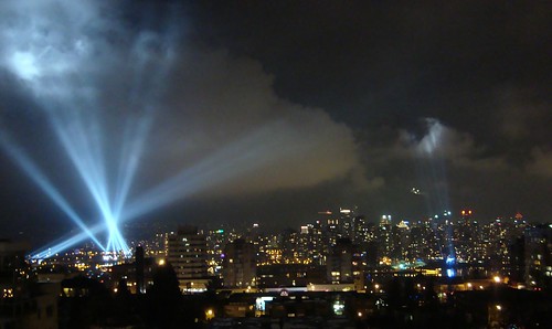 Vancouver Light Show: Vectorial Elevation and New Dancing Searchlights at LiveCity Yaletown