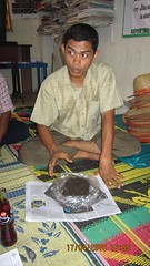 Tanjung先生講解KOPA自製肥料的製作方式。陳韋綸攝