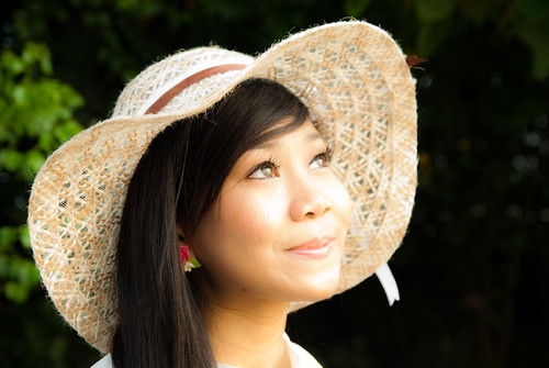 フリー写真素材|人物|女性|アジア女性|シンガポール人|帽子・キャップ|見上げる|