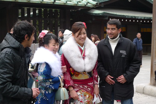 Foreigners taking photos with kimono girls
