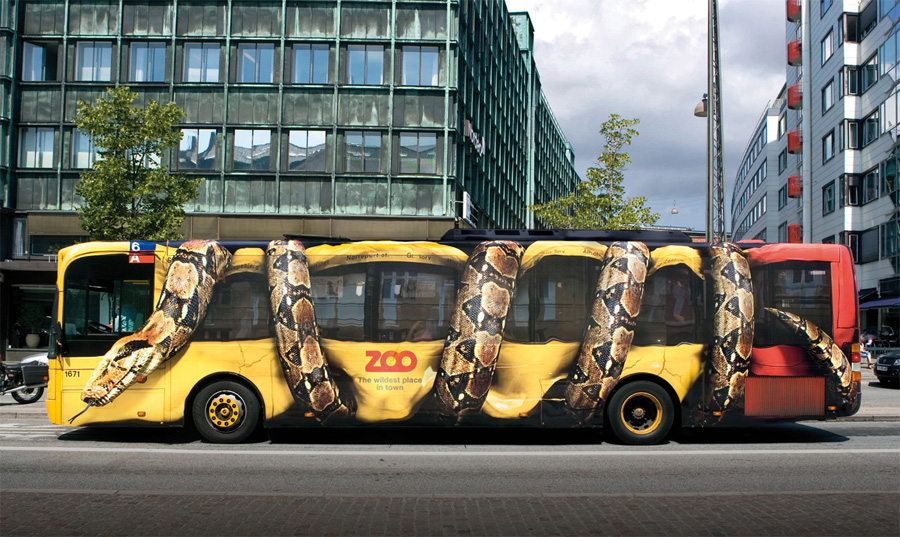 Una Serpiente Gigante Atacando a un Bus, Publicidad de un Zoológico