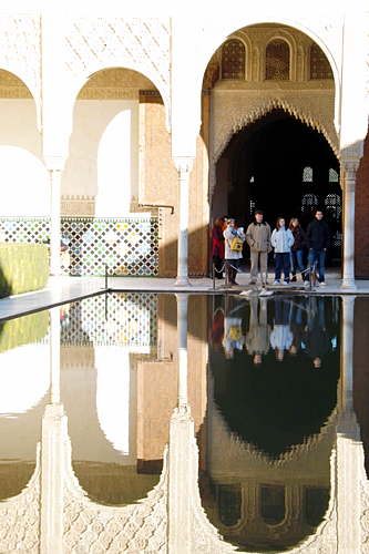 alhambra-tourists