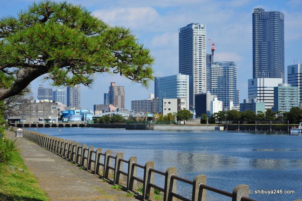 The far side of the park leads to the water and beyond to Tokyo Bay.