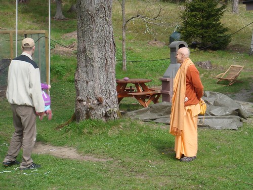 Kadamba Kanana Swami Korsnas Gard and at Ugrasena's 14th May 2010  -0099 por ISKCON desire tree.