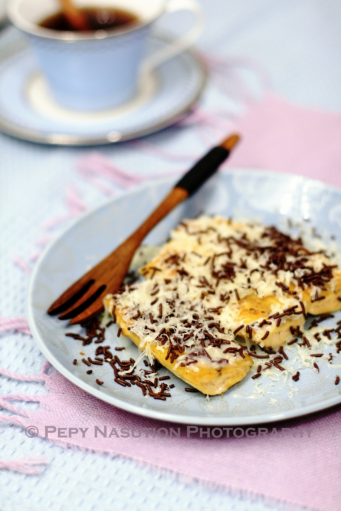 Pisang Bakar Coklat Keju -Grilled Bananas-Plantains Topped with Chocolate and Cheese