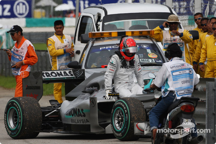Michael Schumacher debio abandonar tras romperse su Mercedes GP en el GP de Malasia 2010.