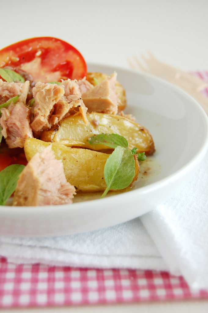 Tuna and potato salad with anchovy dressing / Salada de batata e atum com molho de anchova