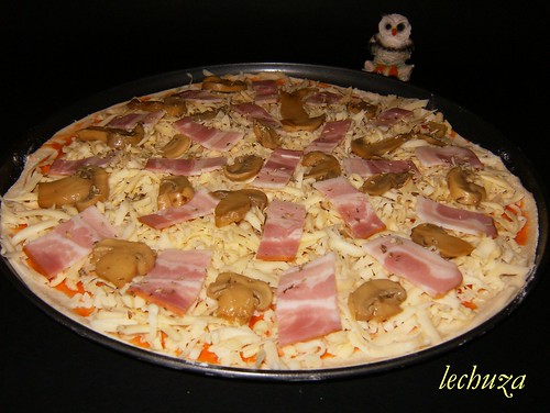 Pizza bacon y champis.-añadir ingredientes.