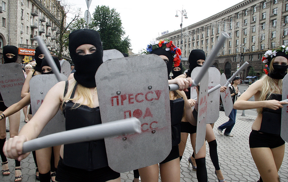 Акция 100 дней: FEMEN били дубинками журналистов за свободу слова 