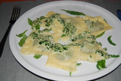zelfgemaakte pasta met een vulling van gorgonzola en spinazie