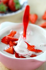 Raw vegan strawberries'n'cream