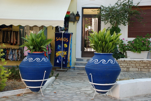 Stora blå krukor utanför en affär som säljer bland annat handukar med texten Samos