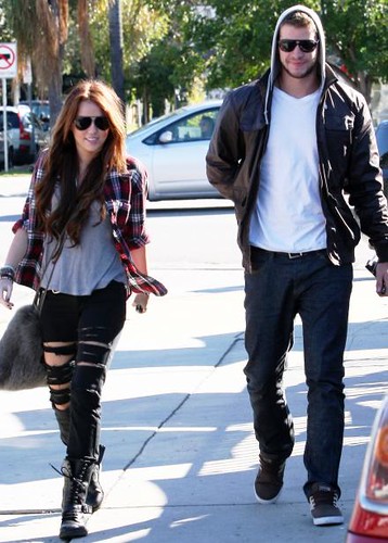 miley-sexy-ripped-black-jeans (52)