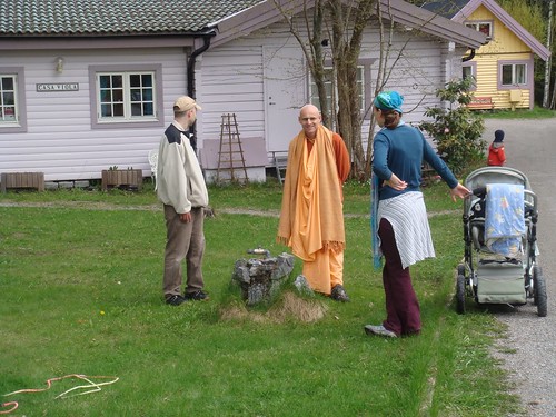 Kadamba Kanana Swami Korsnas Gard and at Ugrasena's 14th May 2010  -0113 por ISKCON desire tree.
