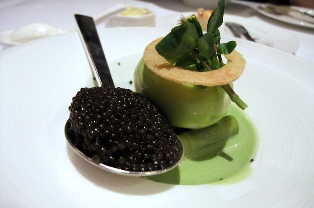 Chaud froid d'oeuf mollet au cresson, asperges verte au caviar osciètre (Hot-cold boiled eggs, watercress, asparagus and Oscietra caviar)