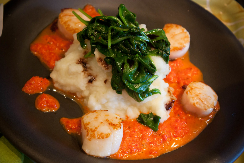 seared scallops with red pepper puree