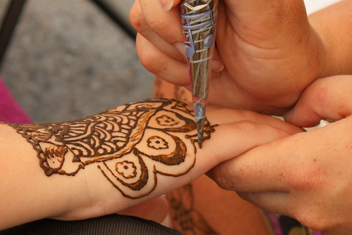 applying a henna design