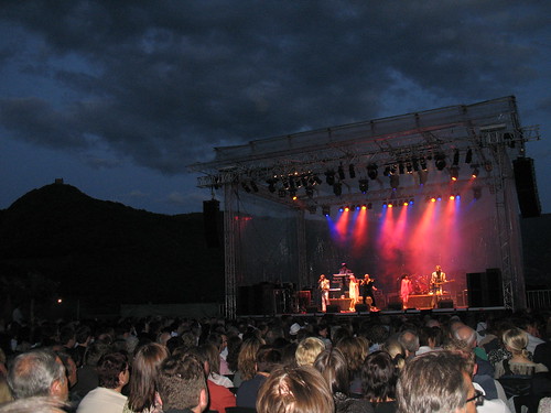 Bühnen am See mit der Leuchtenburg im Hintergrund