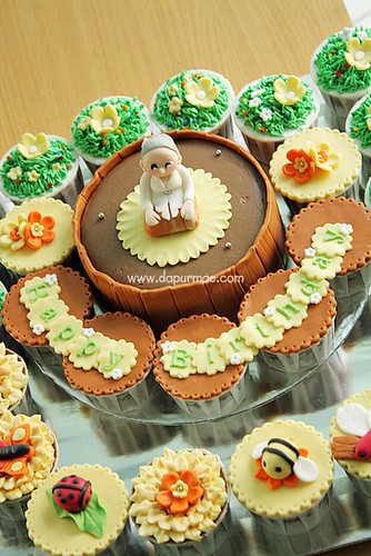 Cake &amp; Cupcakes for Eyang
