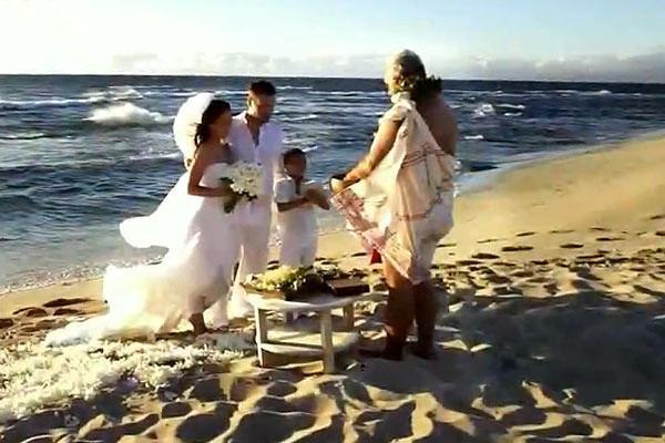 On Megan Fox's beach wedding, she still choose white wedding dresses, 