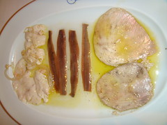 Plato marinado con anchoas, lubina de anzuelo y bonito