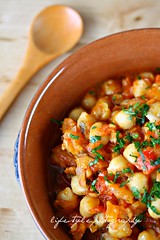 Chickpeas with fresh tomato sauce