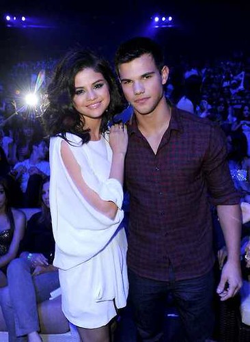 selena gomez taylor lautner hugging. Selena Gomez and Taylor