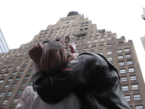 famous times square kiss. Times Square Kiss Statue 1422