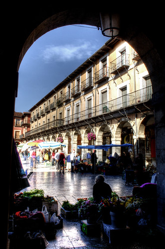 Arch and street market. Leon. Arco y mercadillo